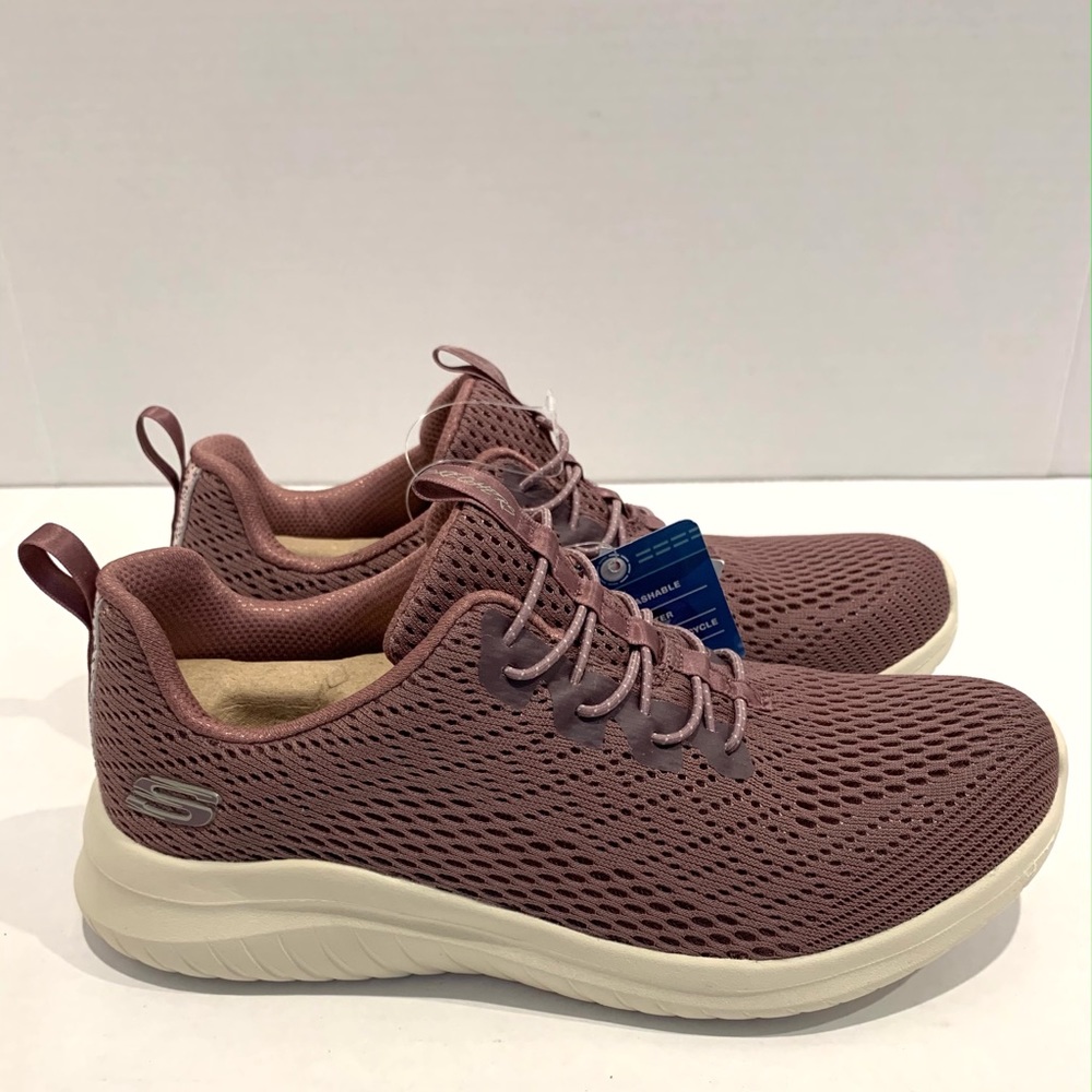 NEW Mauve Skechers with Air cooled memory foam. Available in size 6.5.